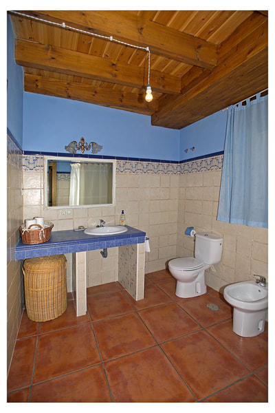 Rioloseros, casa rural en León y Palencia cuenta con 5 baño como este.