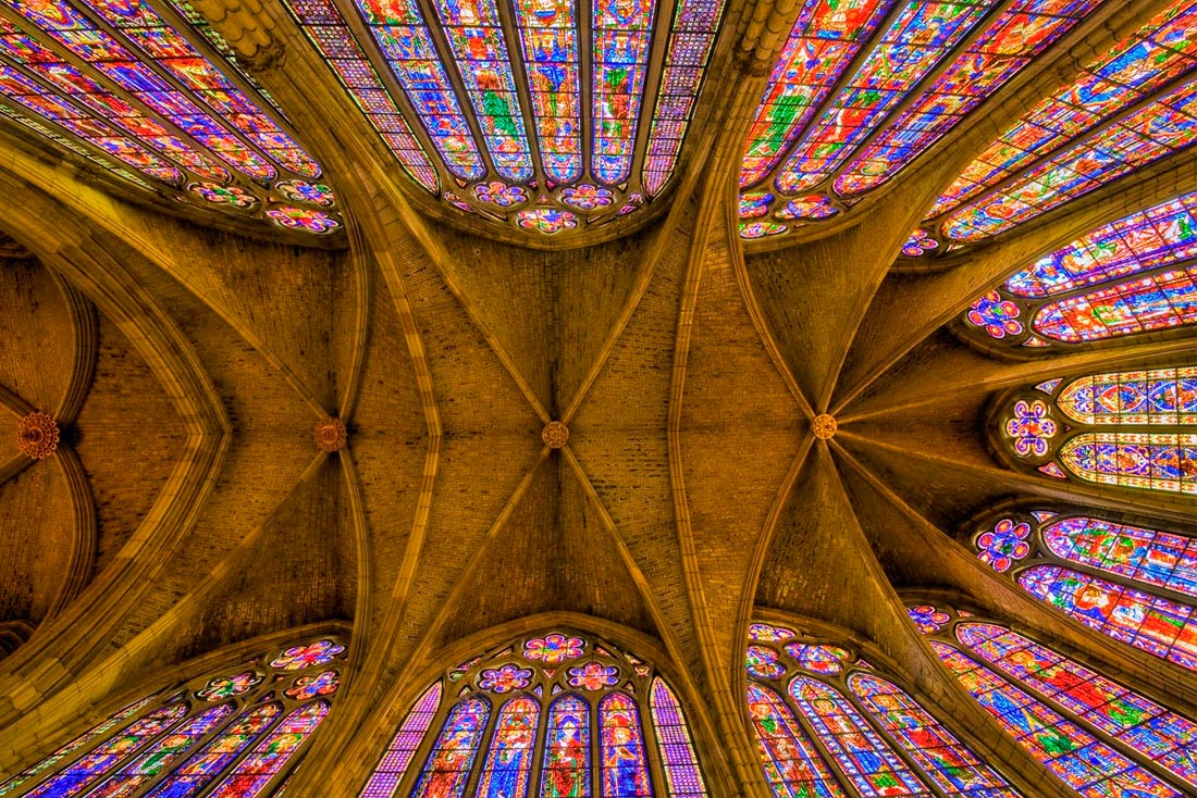 Interior y vidrieras de la catedral de León.
