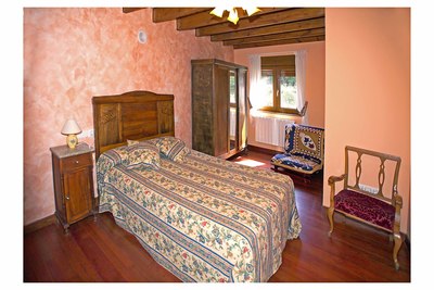 Habitación con cama de matrimonio de Casa Rural Rioloseros en León.