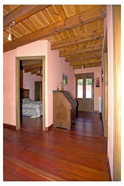 Amplios pasillos y habitaciones de Casa Rioloseros, casa rural íntegra.